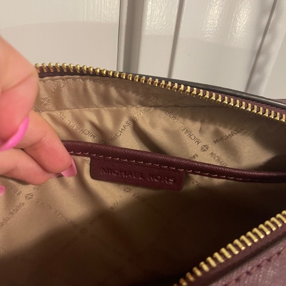 Michael Kors burgundy jet set crossbody bag - Picture 5 of 9